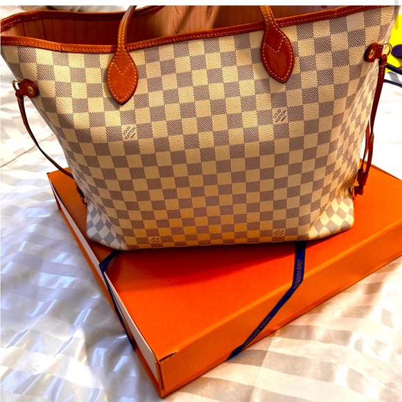 Louis Vuitton, 2022 - Picture 2 of 9